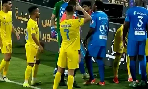 Ronaldo giơ nắm đấm kỳ lạ sau khi nhận thể đỏ trực tiếp