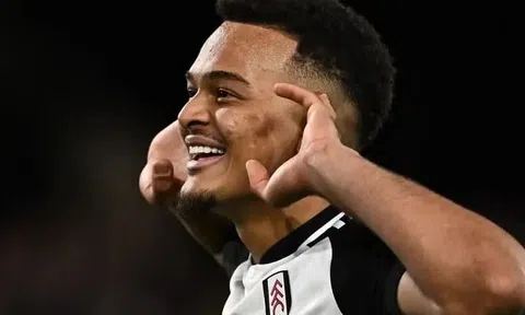 Sao Fulham bật khóc trong lần đầu tiên nhận danh hiệu Cầu thủ xuất sắc nhất tháng của Premier League