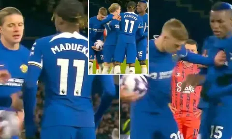 Cầu thủ Chelsea tranh sút pen ngay trên sân, Pochettino đã giải thích