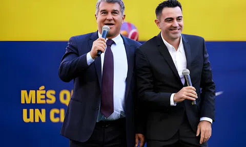 Chủ tịch Barca 'mâu thuẫn' với Xavi