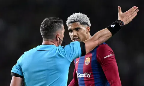 Gundogan chỉ trích Araujo vì chiếc thẻ đỏ tai hại