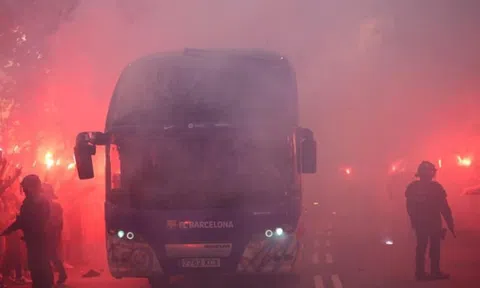 CĐV Barca tấn công xe chở các cầu thủ