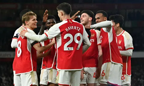 Arsenal đả bại Chelsea 5 bàn không gỡ, tái chiếm ngôi đầu NHA