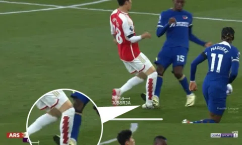 Huyền thoại MU 'không thể tin nổi' khi Jackson của Chelsea thoát thẻ