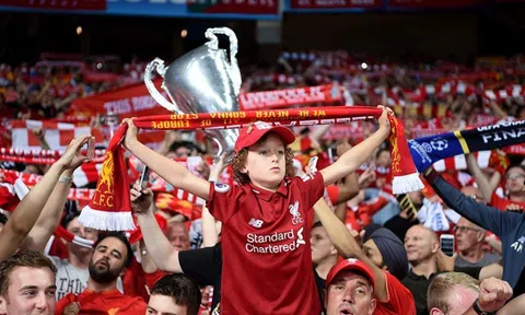 CĐV Liverpool phản ứng với màn tranh cãi giữa Salah và Klopp
