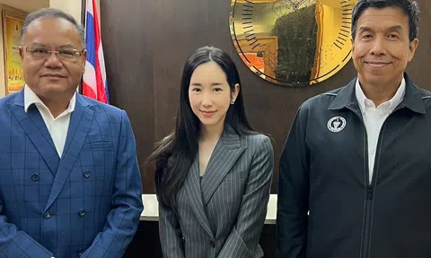 Xuất hiện 'chị đại' xinh đẹp chống lưng cho bóng chuyền Thái Lan, được so sánh với Madam Pang