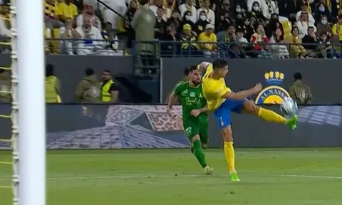 Video Cristiano Ronaldo lập siêu phẩm không cần nhìn bằng chân trái