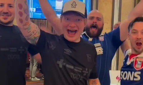 Ed Sheeran ăn mừng Ipswich thăng hạng Premier League