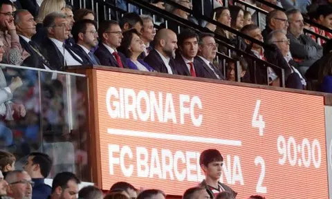 Chủ tịch Laporta nổi giận khi Barca tự tay dâng cúp cho Real