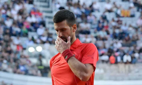 Novak Djokovic đổ máu khi đang giao lưu với NHM