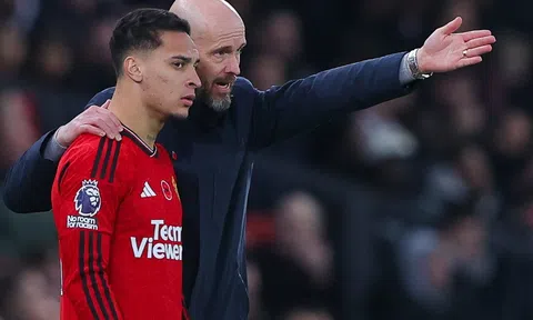 Antony tỏ thái độ bất mãn với Erik ten Hag