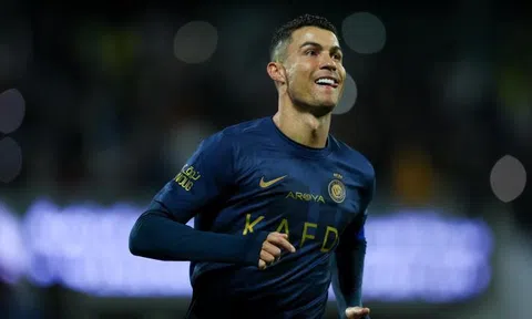 Cristiano Ronaldo live đi tắm, gần 200 nghìn người xem.