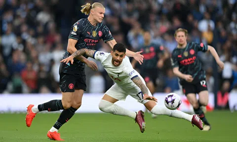 Đùa kém duyên về sao Tottenham, Carragher đối mặt với làn sóng chỉ trích dữ dội