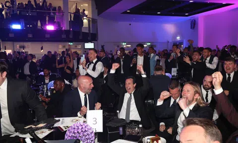 Aston Villa ăn mừng cuồng nhiệt khi có vé dự cúp C1