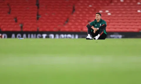 Varane ngồi một mình tại Old Trafford sau trận thắng Newcastle