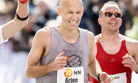 'Cơn lốc đường biên' Arjen Robben miệt mài trên đường đua marathon