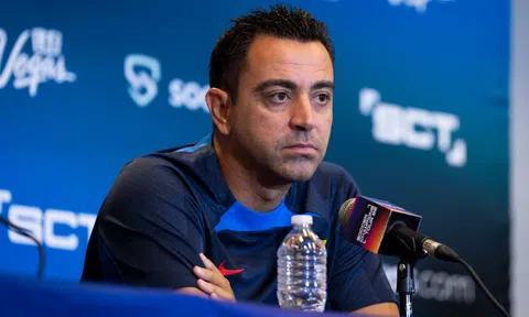 Xavi bác bỏ tin đồn rời Barcelona