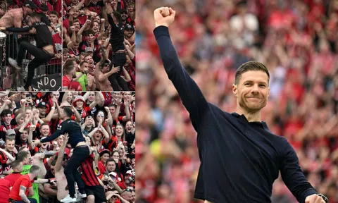 HLV Alonso trèo lên khán đài mừng vô địch cùng NHM Leverkusen