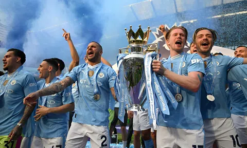 Pep Guardiola và dàn sao Man City nâng cao cúp vô địch thứ 4 liên tiếp