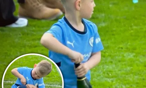 Khoảnh khắc con trai Foden ăn mừng chức vô địch khi cố gắng mở nắp chai rượu