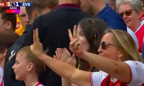 Fan Arsenal cười sung sướng vì ngỡ Man City bị gỡ hòa