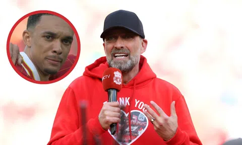 Jurgen Klopp hát chào tân HLV Slot, những giọt nước mắt ngày chia tay