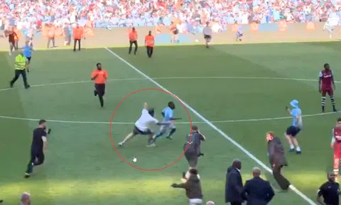 Doku và các đồng đội chạy 'té khói' trong ngày Man City vô địch NHA