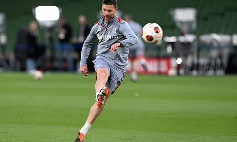 Alonso 'làm mẫu' cho cầu thủ Leverkusen trước chung kết Europa League