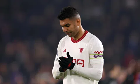 Casemiro bị loại khỏi danh sách đăng kí thi đấu ở phút chót