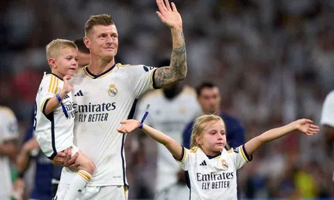 Toni Kroos bật khóc nói lời tạm biệt Bernabeu