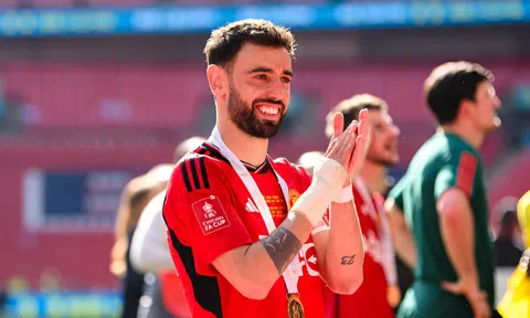 Bruno Fernandes nhận 'mưa lời khen' sau chức vô địch FA Cup