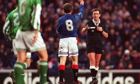 Cầu thủ nhặt thẻ giúp trọng tài rồi bị phạt thẻ vàng ngay lập tức