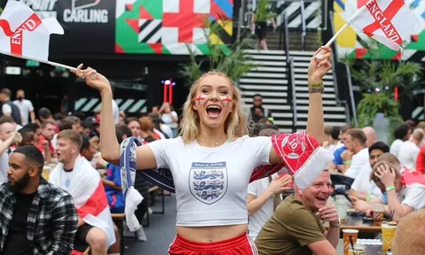 NHM tuyển Anh bị cảnh báo vì sử dụng 'hàng nhái'