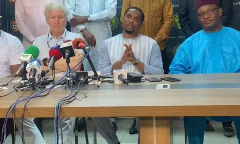 Vụ HLV bị sa thải khi chưa kịp dẫn trận nào: Eto'o xin lỗi Brys, rút lại trát sa thải chỉ sau hai ngày