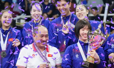 ĐT bóng chuyền nữ Việt Nam nhận thưởng nóng ngay tại sân bay