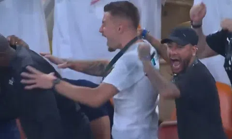 Đang dưỡng thương, Neymar vẫn nhảy múa ăn mừng cùng các đồng đội