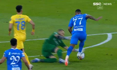 Thủ môn Al Nassr thản nhiên bắt bóng ngoài vòng cấm