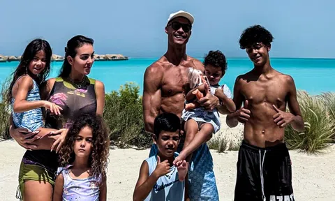 Ronaldo nghỉ 'xả hơi' sau thất bại của Al Nassr