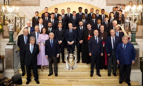 Real Madrid diễu hành mừng cúp C1 thứ 15 trong biển người hâm mộ