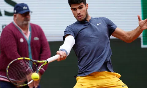 Carlos Alcaraz vào tứ kết Roland Garros 2024