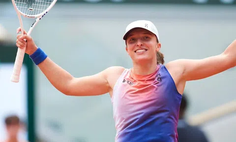 Hủy diệt ĐKVĐ Wimbledon, Iga Swiatek thẳng tiến bán kết Roland Garros 2024