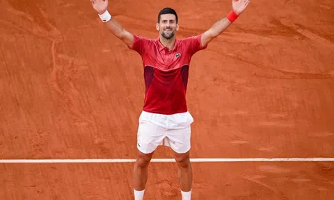 Chấp một chân, Novak Djokovic vẫn lọt tứ kết Roland Garros bằng thắng lợi kịch tính