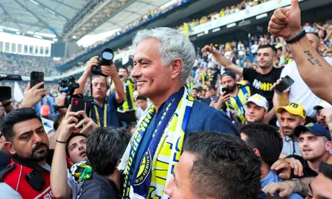 Chủ tịch Fenerbahce tiết lộ lương khủng Mourinho