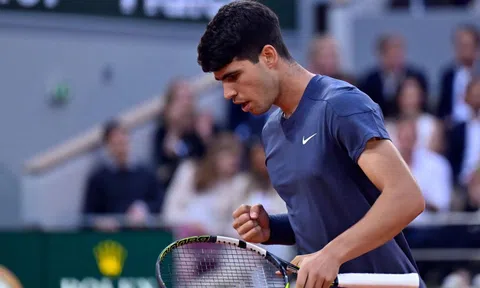 Thắng nghẹt thở Jannik Sinner, Carlos Alcaraz lần đầu lọt chung kết Roland Garros