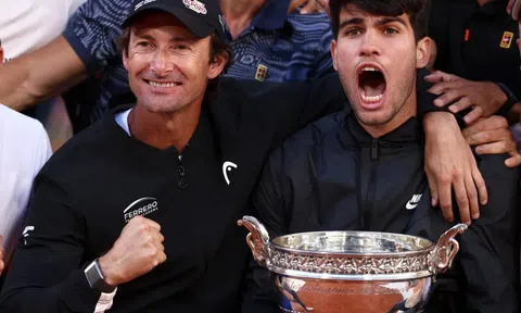 HLV Juan Carlos Ferrero muốn Alcaraz 'trở lại mặt đất'