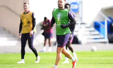 Shaw mặc áo đặc biệt trong buổi tập của tuyển Anh trước thềm Euro 2024