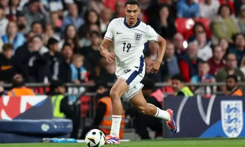 Wayne Rooney: 'Arnold không thể đá tiền vệ tại Euro'