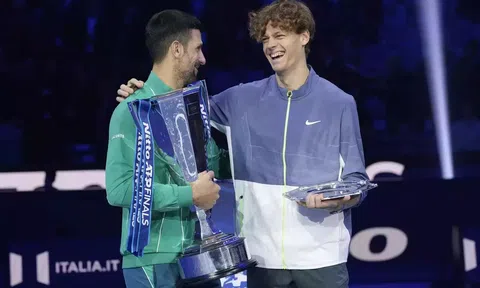 Djokovic chúc mừng Sinner trở thành tân số 1 thế giới
