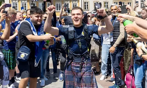 CĐV Scotland vượt ngàn dặm tới Đức, quyên góp quỹ từ thiện