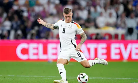 Kroos gây sốt với màn trình diễn trước Scotland